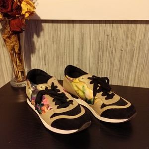 Verity US women's size 7 shoes